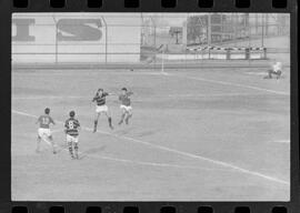 Fotografia "Campeonato Carioca de Profissionais de 63 (1° Turno) Esporte - jogo Fluminense (1 x 0) Bonsucesso" ([Local n/d] , 1963) [negativo]. / Fotógrafo(a): Democrito.  -- ITEM-0104.