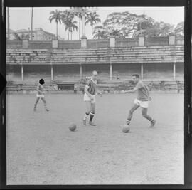 Fotografia "Rep c/ Treino do fluminense, em Laranjeiras; FUTEBOL = FLUMINENSE TREINA MANOEL PARA SUBSTITUIR VALDO" ([Local n/d] , 1961) [negativo]. / Fotógrafo(a): Democrito.  -- ITEM-0004.