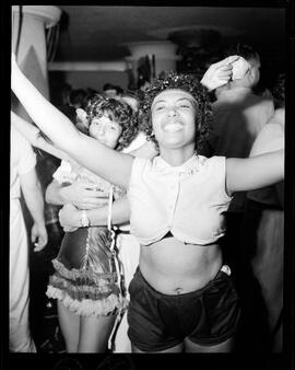 Fotografia "Reportagem sobre o carnaval no dia 31 de dezembro de 1952" ([Local n/d] , 1952) [negativo]. / Fotógrafo(a): Jader Neves.  -- ITEM-0019.