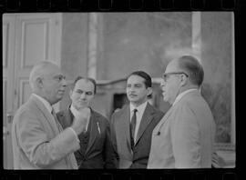 Fotografia "Governadores do Pará e Guanabara Lacerda x Aurelio do Carmo; Governadores do Pará x Guanabara Dr. Aurelio do Carmo x C. Lacerda" ([Local n/d] , 1963) [negativo]. / Fotógrafo(a): Luiz Pinto.  -- ITEM-0002.