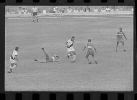 Fotografia "CAMPEONATO CARIOCA DE PROFISSIONAIS DE 1963' (1º Turno) Jogo Vasco da Gama x Olaria (1 x 0) no Maracanã" ([Local n/d] , 1963) [negativo]. / Fotógrafo(a): Demócrito; Ribeiro.  -- ITEM-0027.