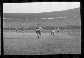 Fotografia "FUTEBOL = 'CAMPEONATO CARIOCA DE PROFISSIONAIS' Jogo Flamengo x Botafogo (3 x 1), America x Portuguesa (2 x 1), Madureira x Bangu (1 x 2), C. Grande x S. Cristovão (1 x 0) e C. Rio x Olaria (1 x 7), Reportagem de Esporte" ([Local n/d] , 1963) [negativo]. / Fotógrafo(a): Equipe.  -- ITEM-0186.