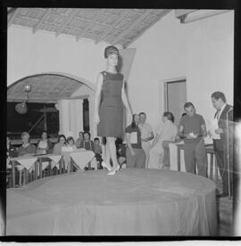 Fotografia "CONCURSO RAINHA DAS DEBUTANTES DE 1963' Ensaio das Rainhas das Debutantes do Grajaú Tênis Club entre elas a Srta. Norma Pereira Neto do Clube Renascença), Reportagem de Ramaciotti" ([Local n/d] , 1963) [negativo]. / Fotógrafo(a): José Gomes.  -- ITEM-0006.