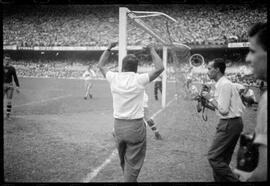 Fotografia "Futebol - R.J. (Campeonato Carioca - Jogo Botafogo x Fluminense), Seção: Esportes" ([Local n/d] , [Data n/d]) [negativo]. / Fotógrafo(a): Equipe.  -- ITEM-0068.