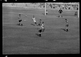 Fotografia "CAMPEONATO CARIOCA DE PROFISSIONAIS DE 1963' (1º TURNO) Jogo Botafogo x Campo Grande (2 x 0)" ([Local n/d] , 1963) [negativo]. / Fotógrafo(a): Demócrito; Ribeiro.  -- ITEM-0003.