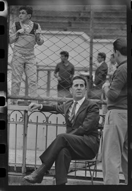 Fotografia "TREINO DO FLAMENGO; 'FLAMENGO FR' Treino do Flamengo com a presença do presidente Fadel Fadel" ([Local n/d] , 1963) [negativo]. / Fotógrafo(a): L. Pinto.  -- ITEM-0002.