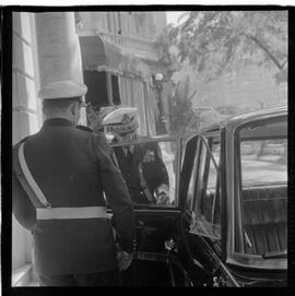 Fotografia "Deputado Rubens Macedo c/ o Ministro da Marina" ([Local n/d] , 1963) [negativo]. / Fotógrafo(a): Rodolpho.  -- ITEM-0002.