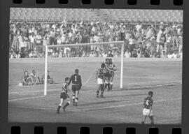 Fotografia "FUTEBOL = 'CAMPEONATO CARIOCA DE PROFISSIONAIS' Jogo Flamengo x Botafogo (3 x 1), America x Portuguesa (2 x 1), Madureira x Bangu (1 x 2), C. Grande x S. Cristovão (1 x 0) e C. Rio x Olaria (1 x 7), Reportagem de Esporte" ([Local n/d] , 1963) [negativo]. / Fotógrafo(a): Equipe.  -- ITEM-0254.