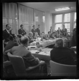 Fotografia "JOÃO LYRA Fº; 'ASSEMBLÉA LEGISLATIVA DA GB.' Ministro João Lyra Filho, na C.P.I. (Depoimento na Comissão de Finançcas da Assembléia Legislativa da GB, com relação a prestação de contas do Governo de Carlos Lacerda)" ([Local n/d] , 1963) [negativo]. / Fotógrafo(a): Rodolpho.  -- ITEM-0001.