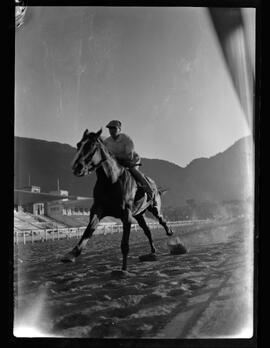 Fotografia "Esportes - Jockey Clube" ([Local n/d] , [Data n/d]) [negativo]. / Fotógrafo(a): [Autoria n/d].  -- ITEM-0006.