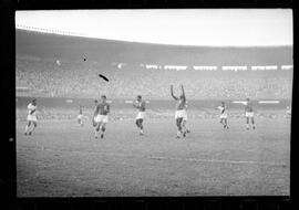 Fotografia "CAMPEONATO CARIOCA DE PROFISSIONAIS DE 1963 (1º TURNO) Jogos - Campeonato Carioca. Flamengo x Madureira (5 x 0) - Vasco x América (2 x 0) e Fluminense x Portuguesa (1 x 1). e Peter Kedzierski, homem voador dos EUA, (Vôo)" ([Local n/d] , 1963) [negativo]. / Fotógrafo(a): Equipe.  -- ITEM-0087.