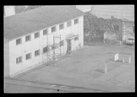 Fotografia "Caso de Helio Fernandes na P.E. reportagem com o quartel onde se acha preso), Reportagem de Méra" ([Local n/d] , 1963) [negativo]. / Fotógrafo(a): Ferreira.  -- ITEM-0005.