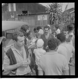 Fotografia "DESPEJOS' Despejo no Viaduto de Bemfica [Benfica], Reportagem de Nice" ([Local n/d] , 1963) [negativo]. / Fotógrafo(a): Joel.  -- ITEM-0001.