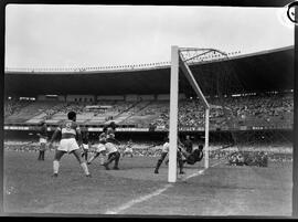 Fotografia "Futebol - Jogos diversos de domingo dia 30/12/1951" ([Local n/d] , 1951) [negativo]. / Fotógrafo(a): [Autoria n/d].  -- ITEM-0037.