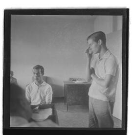 Fotografia "Zona Norte: Prisão de 'Transviados'; JUVENTUDE TRANSVIADA DO MEYER PRESO O ' REI DA MACONHA MISTO DE FUNCIONARIO PUBLICO- ADIR ASSIS OU ADACIE ASSIS, Reportagem de Amado Ribeiro" ([Local n/d] , 1962) [negativo]. / Fotógrafo(a): Luiz Santos.  -- ITEM-0008.