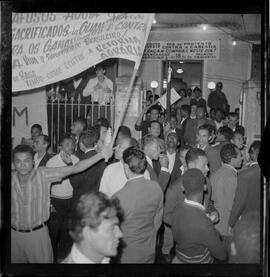 Fotografia "Conflitos' Conflitos - Passeatas - Polícia militar agride povo na Leopoldina - á favor das reformas de bases" ([Local n/d] , 1963) [negativo]. / Fotógrafo(a): Paulo; Venê; André; Alvaro; Pinto.  -- ITEM-0095.