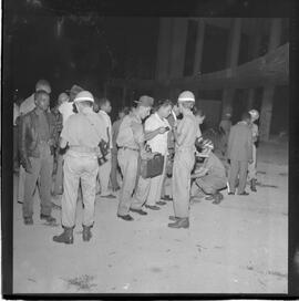 Fotografia "Blitz Policial na Favela do Esqueleto c/ [Duarte]; 'BATIDAS POLICIAIS' 'Blitz' Policial na Favela de Esqueleto, no Maracanã, Reportagem de Duarte" ([Local n/d] , 1963) [negativo]. / Fotógrafo(a): José Gomes; Gomes.  -- ITEM-0006.