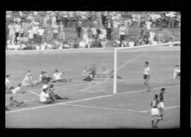 Fotografia "CAPEONATO [CAMPEONATO] CARIOCA DE 1963' (PROFISSIONAIS) (1º Turno) Jogo Famengo [Flamengo] x Campo Grande (5 x 0); Jogo Flamengo e Campo Grande, Reportagem de Esporte" ([Local n/d] , 1963) [negativo]. / Fotógrafo(a): Ribeiro; Demócrito.  -- ITEM-0065.