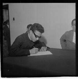 Fotografia "Rebelião dos Lavradores que ocupam Terras em Capivari' Padre Anibal, depondo no Forum de Caxias - caso de Capivari, Reportagem de Broxado" ([Local n/d] , 1963) [negativo]. / Fotógrafo(a): Ferreira.  -- ITEM-0015.