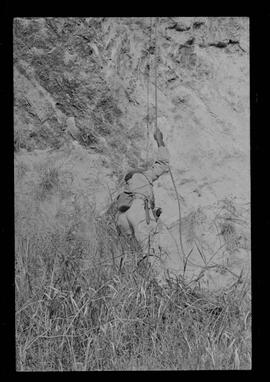 Fotografia "Manobras em Ribeirão das Lages (Paraquedistas: Sobrevivência na Selva operação); 'PARAQUEDISTAS' PARAQUEDISTAS em manobra em Ribeirão das Lages" ([Local n/d] , 1963) [negativo]. / Fotógrafo(a): Méra; Caban.  -- ITEM-0006.