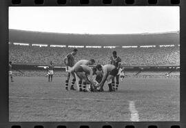 Fotografia "Jogos Campeonato Carioca; 'CAMPEONATO CARIOCA DE 1963' de PROFISSIONAIS (1º Turno) Jogos Vasco x Fluminense (3 x 1) Botafogo x Canto do Rio (3 x 0) America x Madureira (5 x 2) e Olaria x Portuguesa, Reportagem de Esporte" ([Local n/d] , 1963) [negativo]. / Fotógrafo(a): Equipe.  -- ITEM-0078.