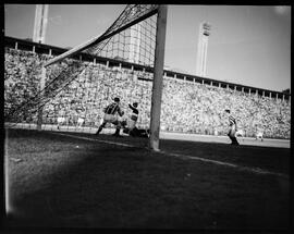 Fotografia "Esporte em São Paulo" ([Local n/d] , 1951) [negativo]. / Fotógrafo(a): Contursi.  -- ITEM-0016.