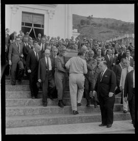 Fotografia "Enterro Paulo Bitencourt" ([Local n/d] , 1963) [negativo]. / Fotógrafo(a): Pinto.  -- ITEM-0015.