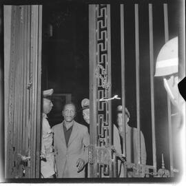 Fotografia "16º D.P. FAVELADO PRESO; POLICIA 16º dp. Ardovino mandou prender o operario favelado Mario de Sá por ter o mesmo consertado uma das paredes de seu barraco -" ([Local n/d] , 1961) [negativo]. / Fotógrafo(a): Rodolpho.  -- ITEM-0001.