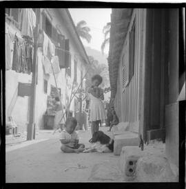 Fotografia "DESPEJOS' Despejo na Rua Maqês [Marquês] de São Vicente por um choque da Polícia Militar, Reportagem de M. Amaral" ([Local n/d] , 1963) [negativo]. / Fotógrafo(a): Ferreira.  -- ITEM-0008.