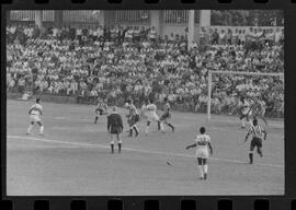 Fotografia "Campeonato Carioca de Profissionais de 63 (1° Turno) Esporte - jogo Fluminense (1 x 0) Bonsucesso" ([Local n/d] , 1963) [negativo]. / Fotógrafo(a): Democrito.  -- ITEM-0108.