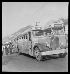 Fotografia "Polícia - desastre de automóvel x ônibus" ([Local n/d] , [Data n/d]) [negativo]. / Fotógrafo(a): Ângelo.  -- ITEM-0003.