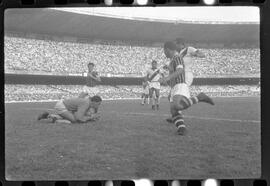 Fotografia "Jogos Campeonato Carioca; 'CAMPEONATO CARIOCA DE 1963' de PROFISSIONAIS (1º Turno) Jogos Vasco x Fluminense (3 x 1) Botafogo x Canto do Rio (3 x 0) America x Madureira (5 x 2) e Olaria x Portuguesa, Reportagem de Esporte" ([Local n/d] , 1963) [negativo]. / Fotógrafo(a): Equipe.  -- ITEM-0158.