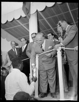 Fotografia "Casas - Inauguração em Nova Iguassú" ([Local n/d] , [Data n/d]) [negativo]. / Fotógrafo(a): Ernani Contursi.  -- ITEM-0024.