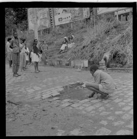 Fotografia "Falta DAgua' Falta Dagua, difeteria [difteria] e Tifo em Quintino Bocaíuva" ([Local n/d] , 1963) [negativo]. / Fotógrafo(a): Ribeiro.  -- ITEM-0005.