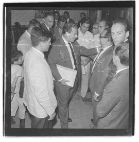 Fotografia "- PAL. LARANJEIRAS - JANGO; GOULART;; Jango. presidente recebe diversos comissões" ([Local n/d] , 1962) [negativo]. / Fotógrafo(a): Ferreira.  -- ITEM-0011.