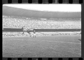 Fotografia "CAPEONATO [CAMPEONATO] CARIOCA DE 1963' (PROFISSIONAIS) (1º Turno) Jogo Famengo [Flamengo] x Campo Grande (5 x 0); Jogo Flamengo e Campo Grande, Reportagem de Esporte" ([Local n/d] , 1963) [negativo]. / Fotógrafo(a): Ribeiro; Demócrito.  -- ITEM-0103.