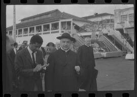 Fotografia "Galeão - [Min.] E. Luis J.K. e Dom Armando Lombardi; Chegada diversas no Galeão (Senador J.K. Dom Armando etc...), Reportagem de Setorista" ([Local n/d] , 1963) [negativo]. / Fotógrafo(a): Fonseca; Setorista.  -- ITEM-0001.