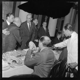 Fotografia "Banquete' oferecido por 'UH' ao Sr. Lúcio Meira, Almirante que foi escolhido o 'Homem do Ano'" ([Local n/d] , [Data n/d]) [negativo]. / Fotógrafo(a): Equipe.  -- ITEM-0012.