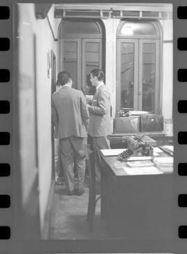 Fotografia "TRIBUNAL DE JUSTIÇA DESPORTIVO DA FEDERAÇÃO METROPOLITANA CARIOCA' Julgamento do Jagador [Jogador] Nilton Santos no Tribunal de Justiça Desportidigo Desportiva da F.C.F, Reportagem de Esporte" ([Local n/d] , 1963) [negativo]. / Fotógrafo(a): Adyr Vieira.  -- ITEM-0005.