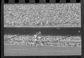 Fotografia "Jogos Campeonato Carioca; 'CAMPEONATO CARIOCA DE 1963' de PROFISSIONAIS (1º Turno) Jogos Vasco x Fluminense (3 x 1) Botafogo x Canto do Rio (3 x 0) America x Madureira (5 x 2) e Olaria x Portuguesa, Reportagem de Esporte" ([Local n/d] , 1963) [negativo]. / Fotógrafo(a): Equipe.  -- ITEM-0022.