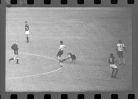 Fotografia "CAPEONATO [CAMPEONATO] CARIOCA DE 1963' (PROFISSIONAIS) (1º Turno) Jogo Famengo [Flamengo] x Campo Grande (5 x 0); Jogo Flamengo e Campo Grande, Reportagem de Esporte" ([Local n/d] , 1963) [negativo]. / Fotógrafo(a): Ribeiro; Demócrito.  -- ITEM-0093.