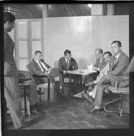 Fotografia "VASCO DA GAMA F.R.' Reunião no Departamento Médico do Vasco da Gama e os jogadores Saulzinho e Maurinho e treino), Reportagem de Esporte" ([Local n/d] , 1963) [negativo]. / Fotógrafo(a): Democrito.  -- ITEM-0001.