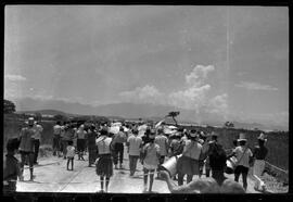 Fotografia "Banho a fantasia em Ramos e homenagem a Última Hora na Ilha do Governador" ([Local n/d] , [Data n/d]) [negativo]. / Fotógrafo(a): Rodo.  -- ITEM-0007.