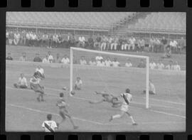 Fotografia "CAMPEONATO CARIOCA DE PROFISSIONAIS DE 1963' (1º Turno) Jogo Vasco da Gama x Olaria (1 x 0) no Maracanã" ([Local n/d] , 1963) [negativo]. / Fotógrafo(a): Demócrito; Ribeiro.  -- ITEM-0025.