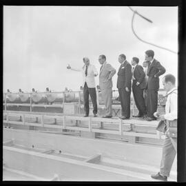 Fotografia "Visita do Lacerda ao Estádio do Maracanã c/ Antonio Carlos; LACERDA.. Carlos - visita Mstadio do Maracanã - para ver ver as obras - que foram iniciadas com Sete Camaras" ([Local n/d] , 1961) [negativo]. / Fotógrafo(a): Ribeiro.  -- ITEM-0003.