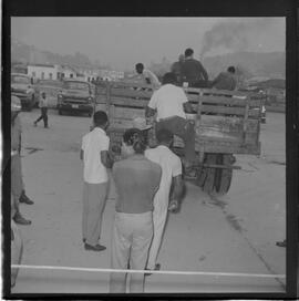 Fotografia "Blitz' na Favela do Esqueleto c/ Broxado; 'BATIDAS POLICIAIS' 'Blitz', na Favela do Esqueleto contra os moradores, Reportagem de Broxada" ([Local n/d] , 1963) [negativo]. / Fotógrafo(a): Ferreira.  -- ITEM-0015.