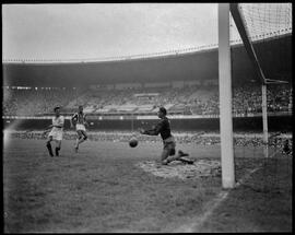 Fotografia "Esporte - Futebol, Jogos do dia 16 de dezembro de 1951" ([Local n/d] , 1951) [negativo]. / Fotógrafo(a): Equipe.  -- ITEM-0011.