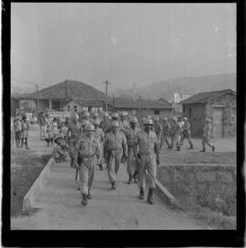 Fotografia "Blitz' na Favela do Esqueleto c/ Broxado; 'BATIDAS POLICIAIS' 'Blitz', na Favela do Esqueleto contra os moradores, Reportagem de Broxada" ([Local n/d] , 1963) [negativo]. / Fotógrafo(a): Ferreira.  -- ITEM-0001.