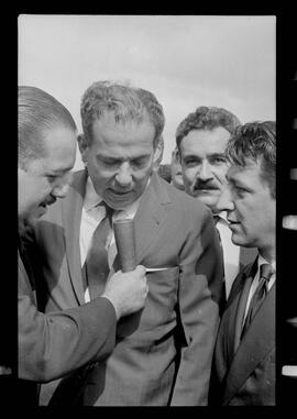 Fotografia "Jango em Recife; Jango Goulart em Recife. sendo recebido pelo Governador Miguel Arraes no Aeroporto do Estado.)" ([Local n/d] , 1963) [negativo]. / Fotógrafo(a): Sucursal.  -- ITEM-0024.