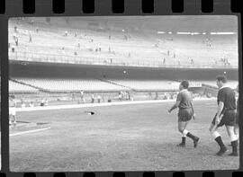 Fotografia "FLUMINENSE X BONSUCESSO; 'CAPEONATO [CAMPEONATO] CARIOCA DE FUTEBOL PROFISSIONAIS' Jogo no Maracanã - Fluminense x Bonsucesso (3x0), sendo que este jogo foi anulado devido a irregularidade havida), Reportagem de Esporte" ([Local n/d] , 1963) [negativo]. / Fotógrafo(a): Demócrito; Ribeiro.  -- ITEM-0033.